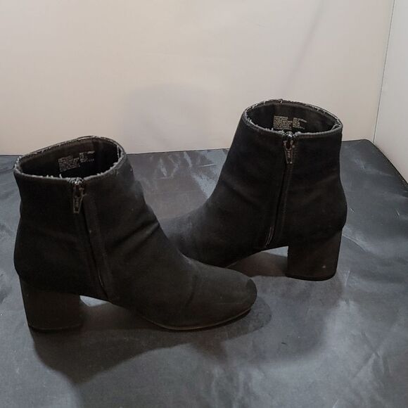 TIME&TRU ROUND TOE SIDE ZIPPER CLOSURE ANKLE BOOTIES - Picture 8 of 15